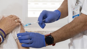 Persona recibiendo una vacuna contra el virus respiratorio sincitial