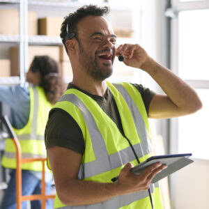 Hombre con discapacidad trabajando en un centro especial de empleo