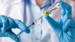 Médico preparando una vacuna contra la gripe estacional