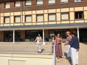 Visita a la residencia de mayores en Albelda con varias personas en el exterior