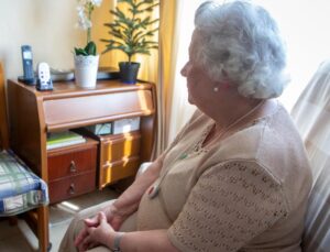 Anciana recibiendo atención en su hogar durante alerta de calor