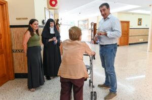 Francisco Candil conversando con residentes en la residencia Nuestra Señora del Pino
