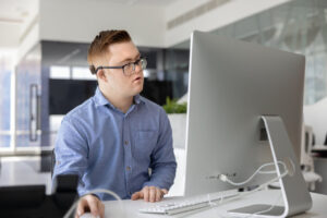 Plena Inclusión Madrid y la Universidad Complutense impulsan una formación especializada para abordar la discapacidad intelectual en contextos de exclusión social.