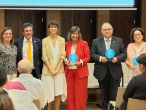 Dos personas mayores abrazándose en un entorno acogedor