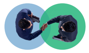 Dos hombres de negocios estrechando manos en un acuerdo
