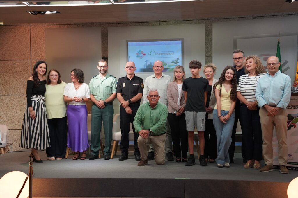 Grupo de personas en un evento sobre longevidad en Extremadura