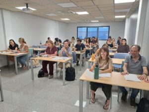 Grupo de profesionales en formación sobre valoración de dependencia en aula