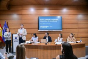 Personas participan en una presentación sobre contratación de servicios de atención a la dependencia.