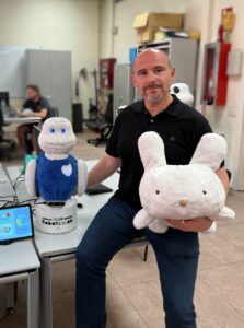 José Carlos Castillo con robots diseñados para interactuar con personas mayores