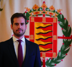 Rodrigo Nieto posando frente a un fondo con escudo de Valladolid