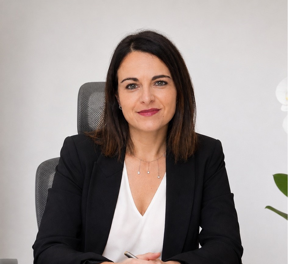 Patricia Solís, investigadora en el sector sociosanitario, con fondo neutro.